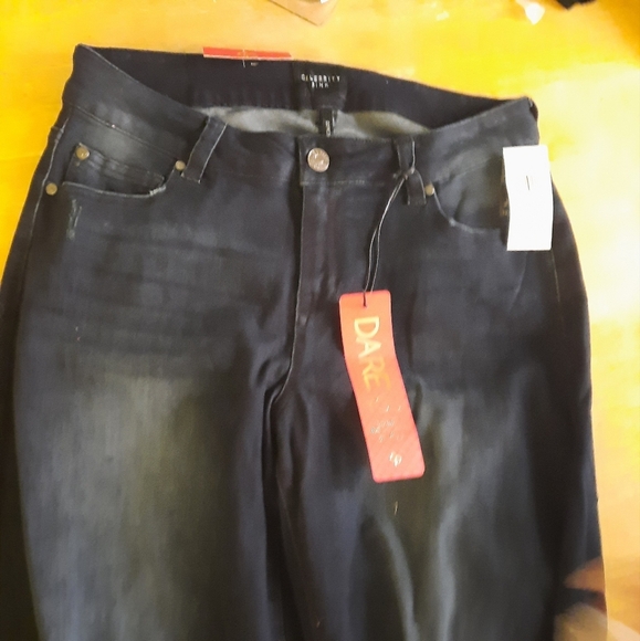 Trendy Black Skinny Jeans with Distressed Details - Picture 3 of 7